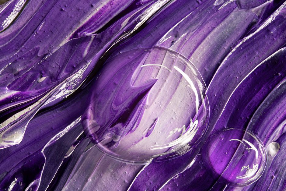 Palette de peinture avec différentes teintes de violet