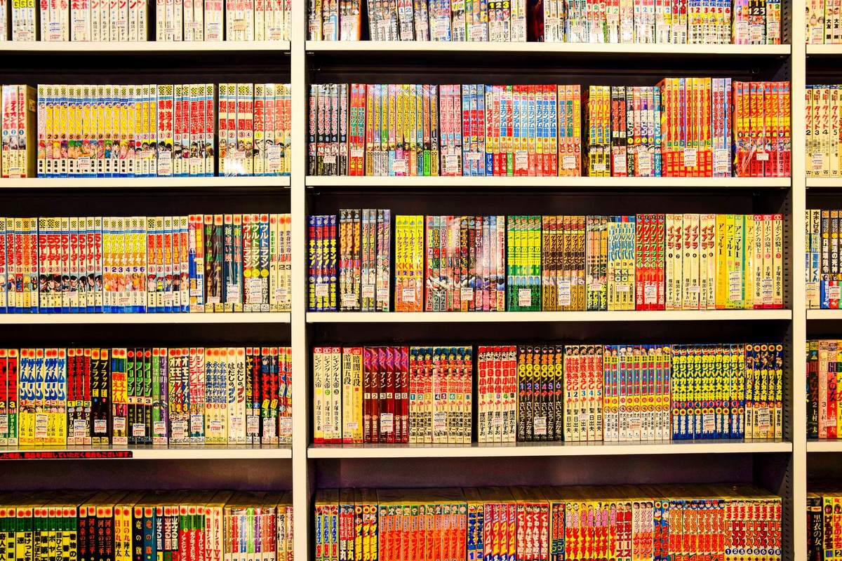 Rayonnages d'une librairie remplis de volumes de bandes dessinées asiatiques