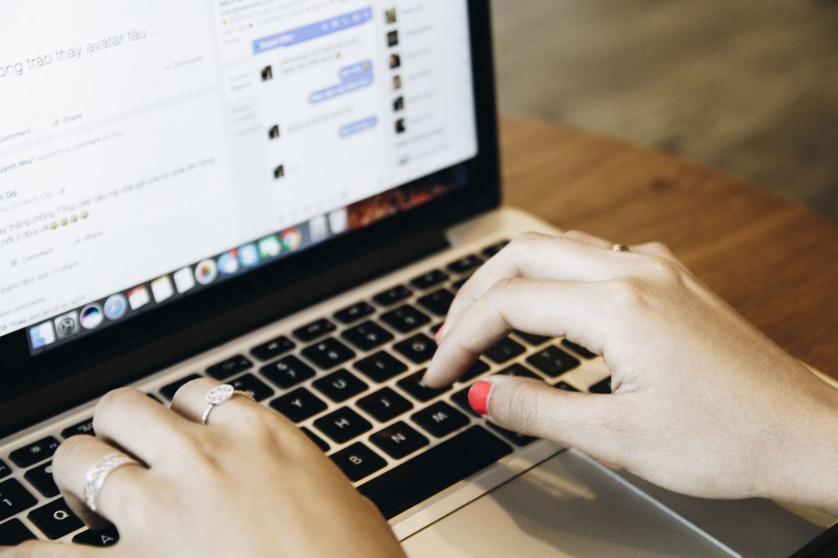 Mains tapant sur le clavier d'un ordinateur portable