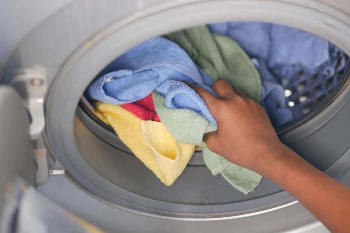 Linge coloré chargé dans le tambour d'une machine à laver