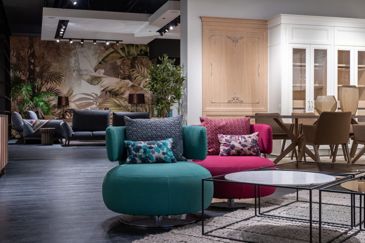 Showroom de mobilier avec canapés, poufs et tables basses