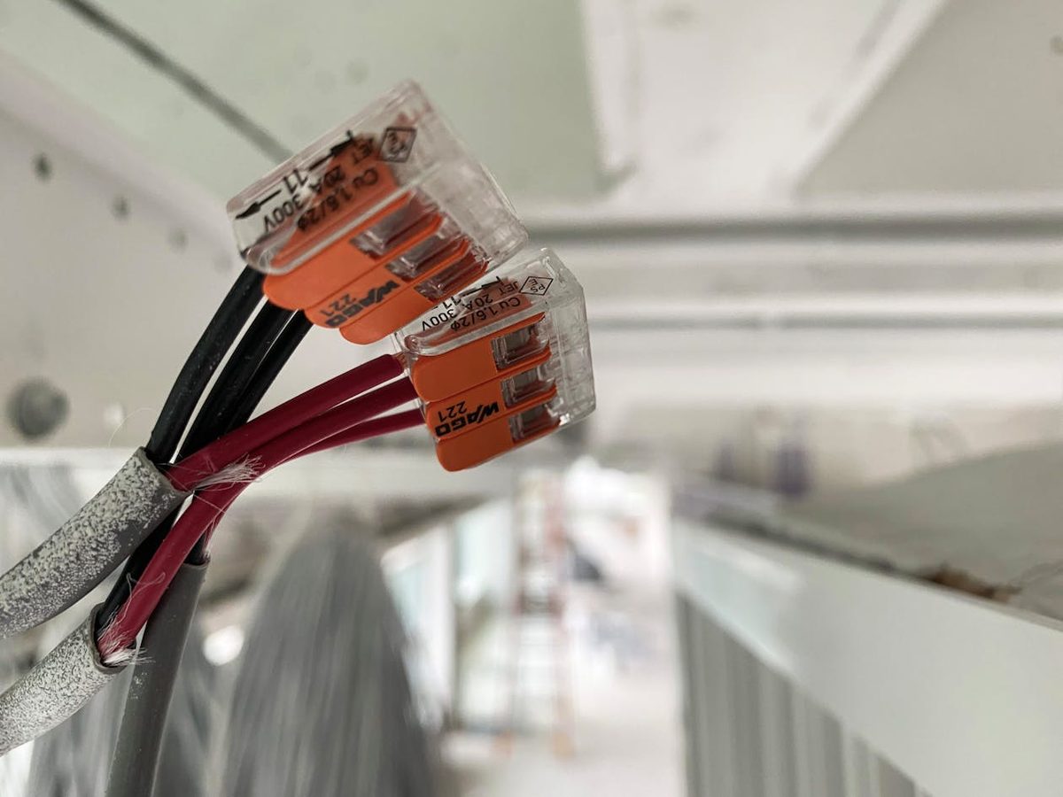 Connecteurs électriques Wago orange sur des fils