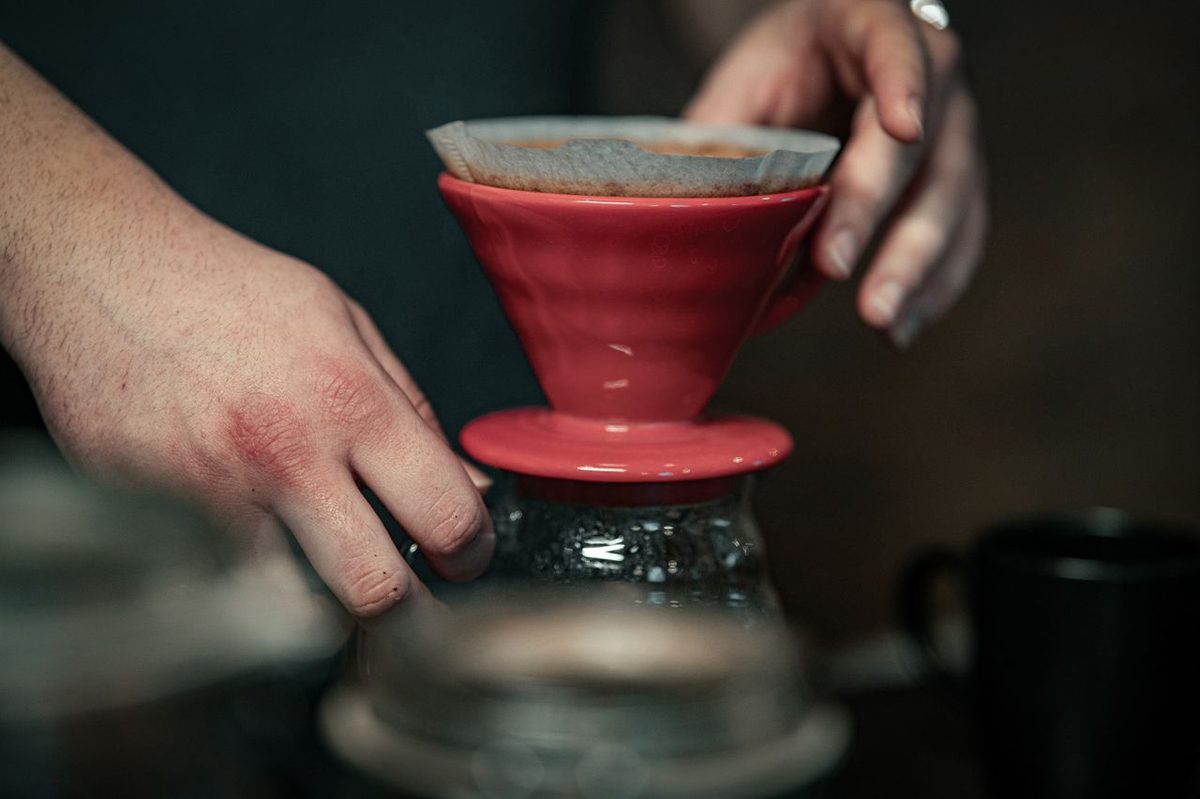 Cafetière filtre et tasse de café sur une table en bois