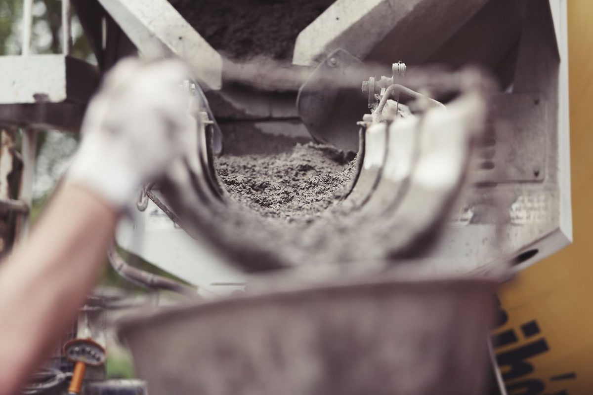Préparation d'un mélange de ciment et sable sur chantier