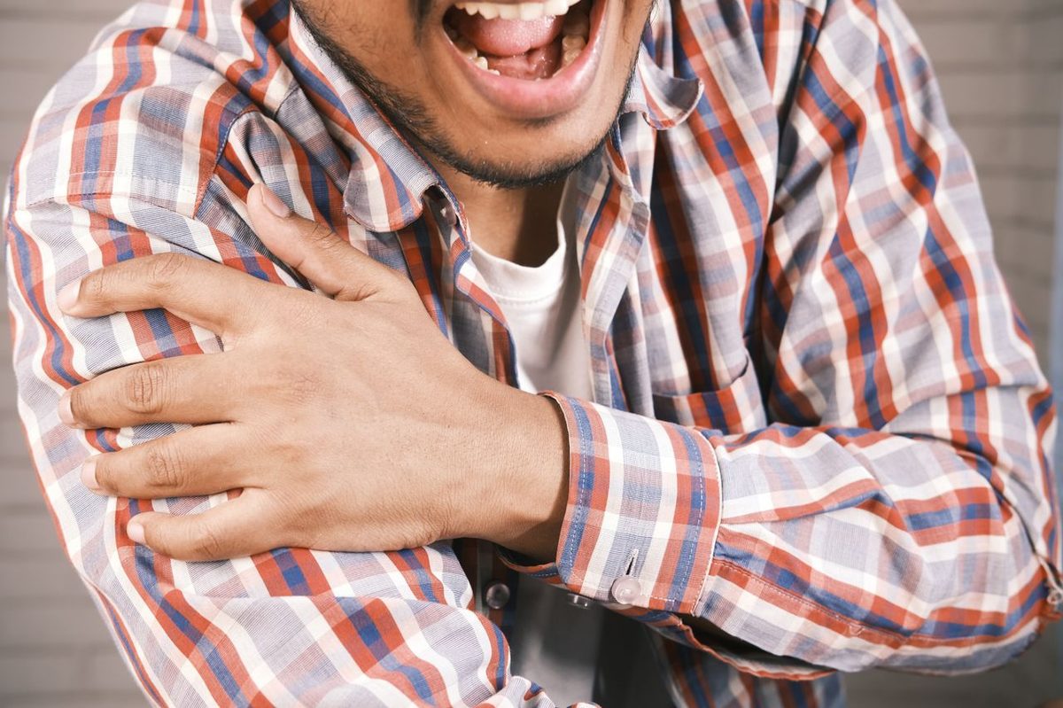 Personne se tenant l'épaule douloureuse au lever