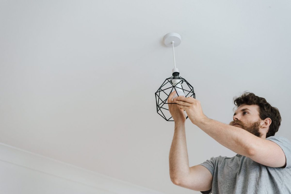 Spots encastrés dans un faux plafond blanc dans un couloir