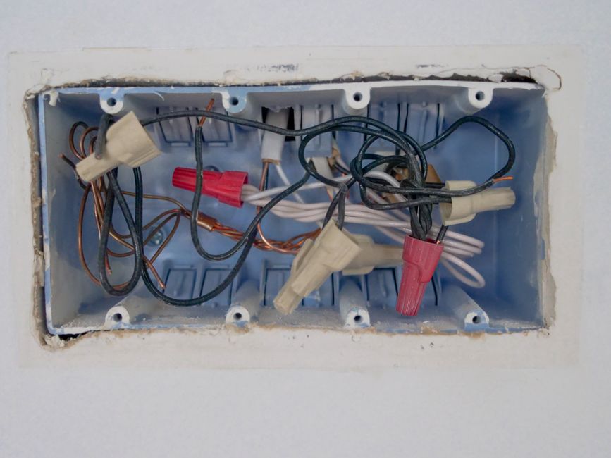 Interrupteur électrique blanc sur mur
