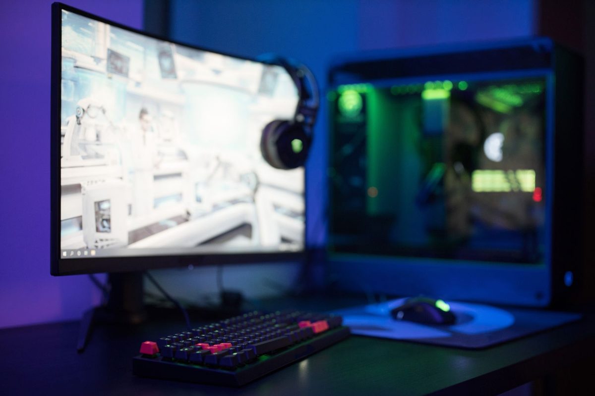 Configuration informatique avec écran incurvé et clavier rétroéclairé