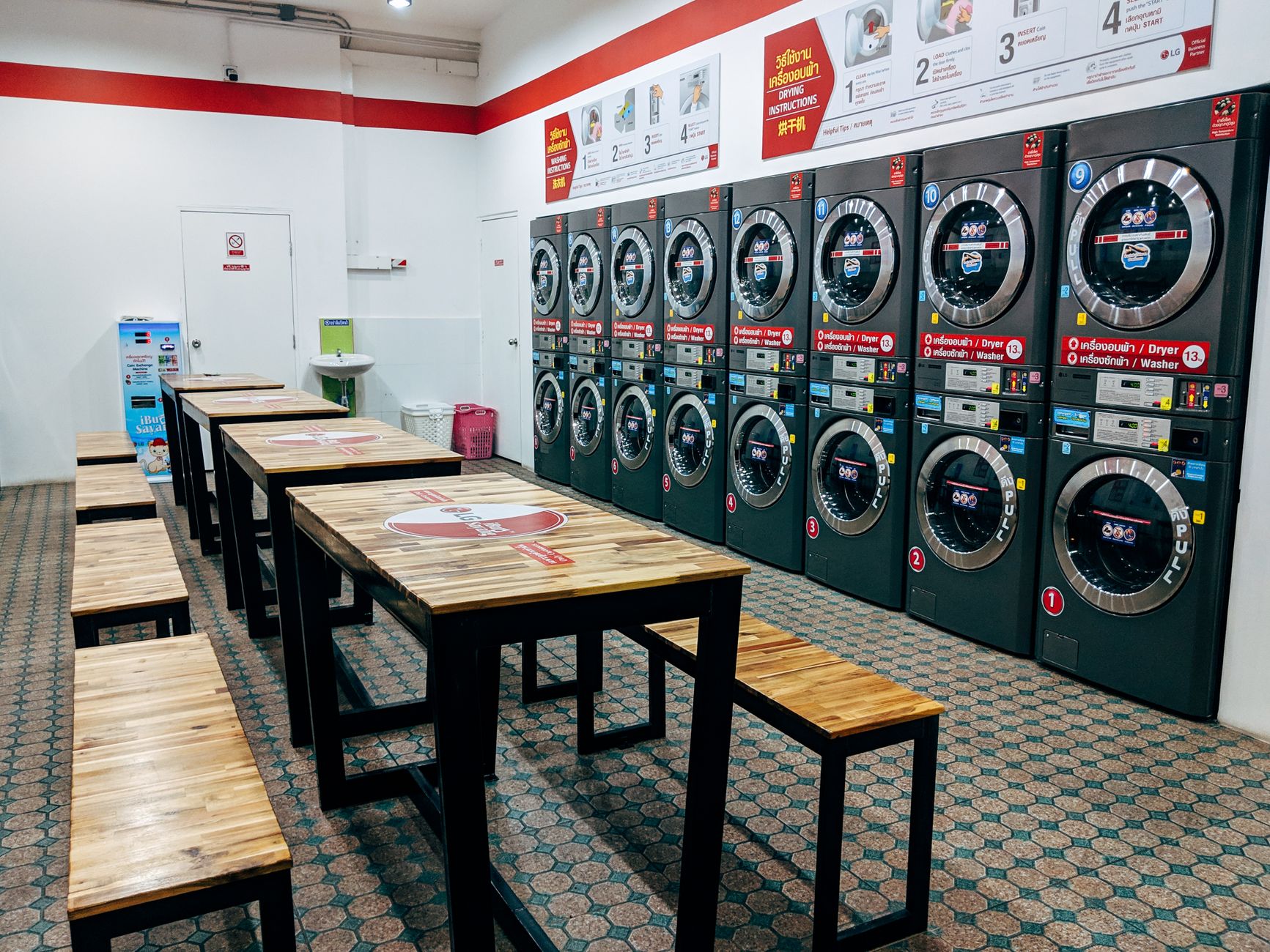 Rangées de machines à laver en libre-service dans une laverie automatique moderne