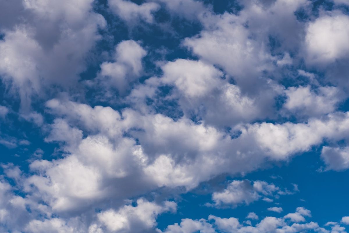 Ciel bleu parsemé de nuages blancs