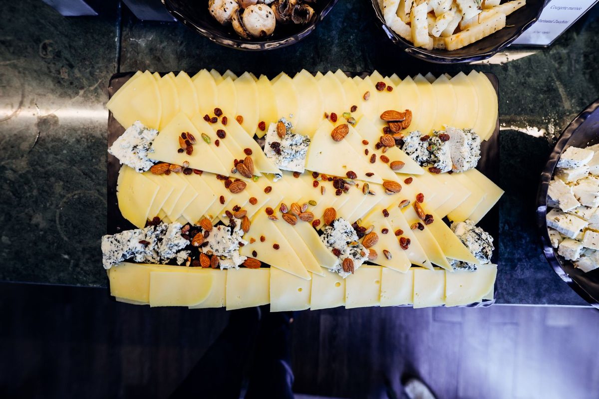 Assortiment de produits de terroir présenté en tranches