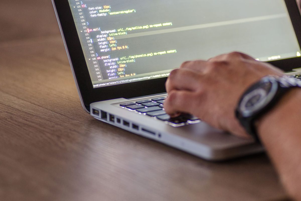 Écran affichant du code, en lumière tamisée