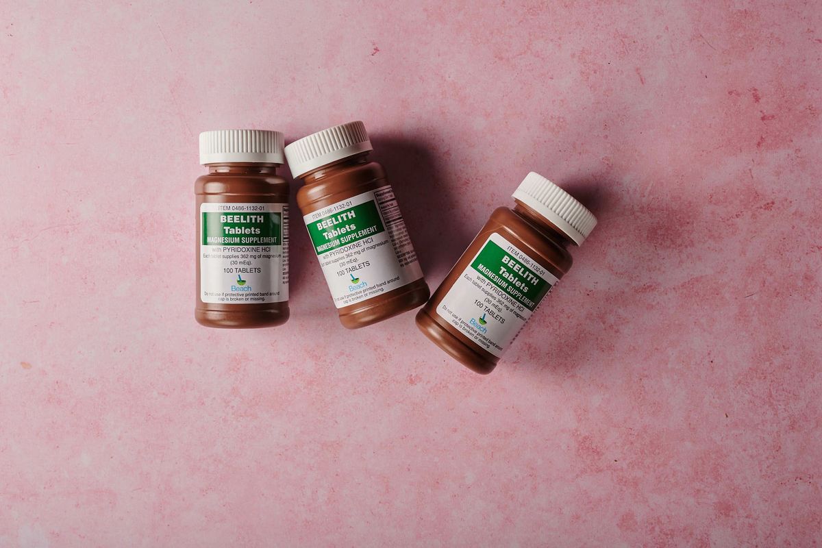 Bouteilles de complements de magnesium sur fond rose