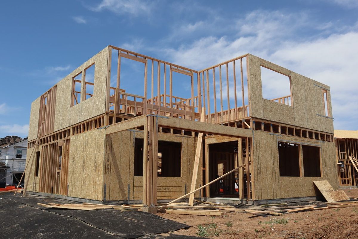 Ossature en bois d'une maison en cours de construction