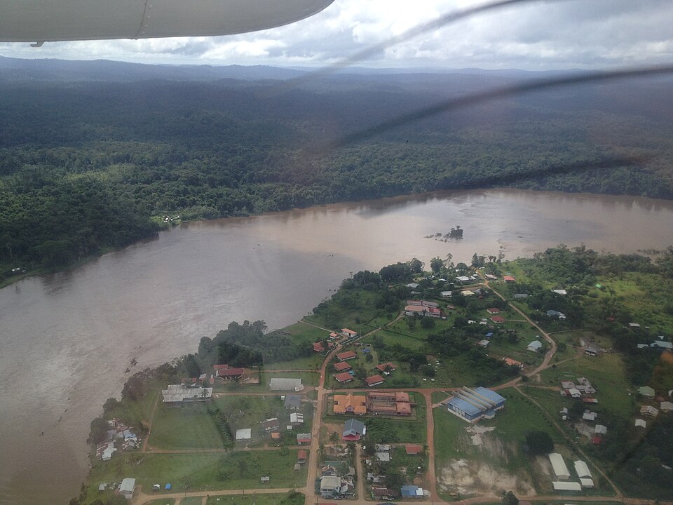 Vue aérienne de Maripasoula, plus grande commune de France, en Guyane