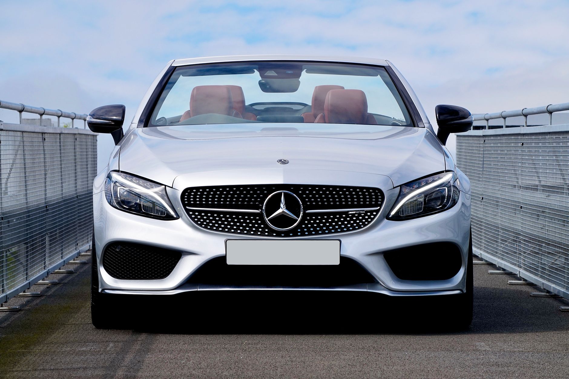 Mercedes-Benz gris métallisé en stationnement, voiture de luxe occasion
