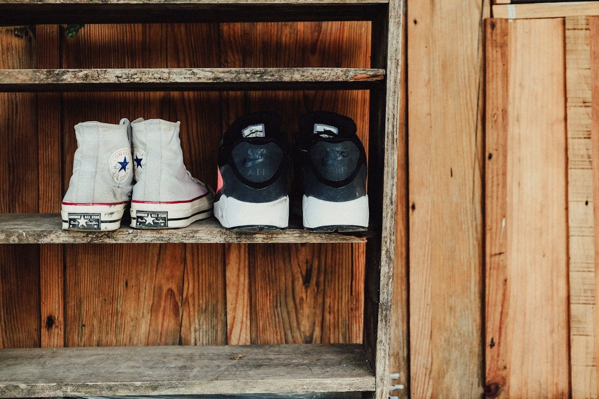 Meuble à chaussures en bois de palettes dans une entrée