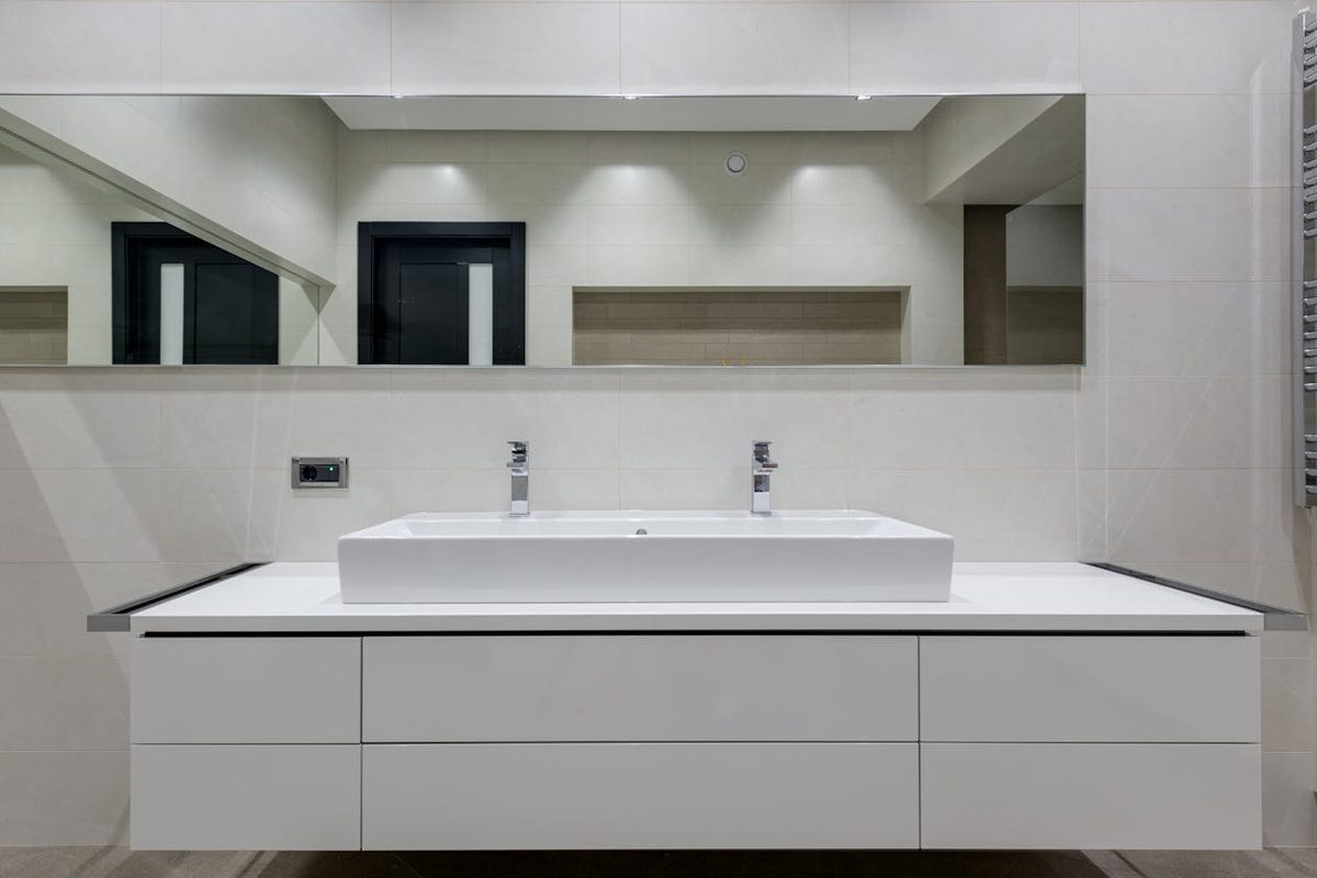 Meuble vasque suspendu dans une salle de bain moderne