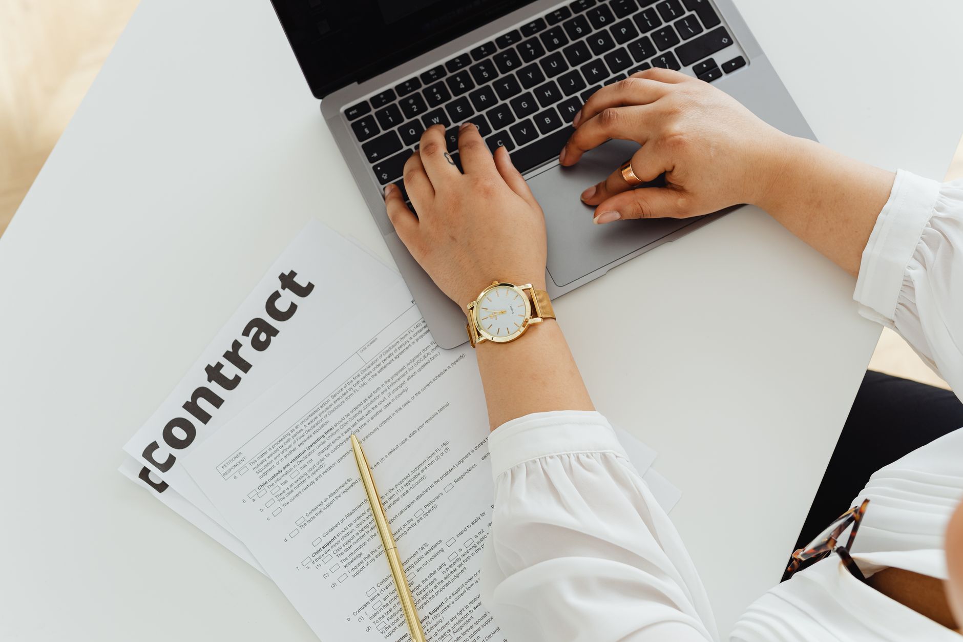 Souscription d'une mutuelle santé en ligne sur un ordinateur portable