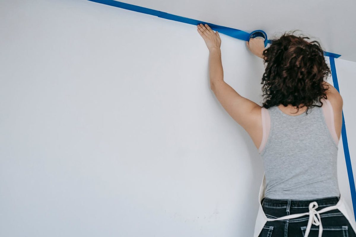 Lessivage d'un mur avant peinture avec une éponge