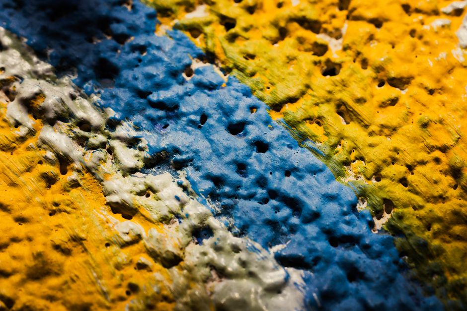 Palette de peinture avec différentes nuances de bleu