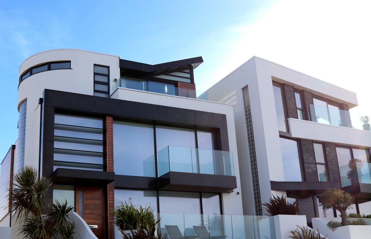 Maison moderne avec grandes baies vitrées orientées au sud