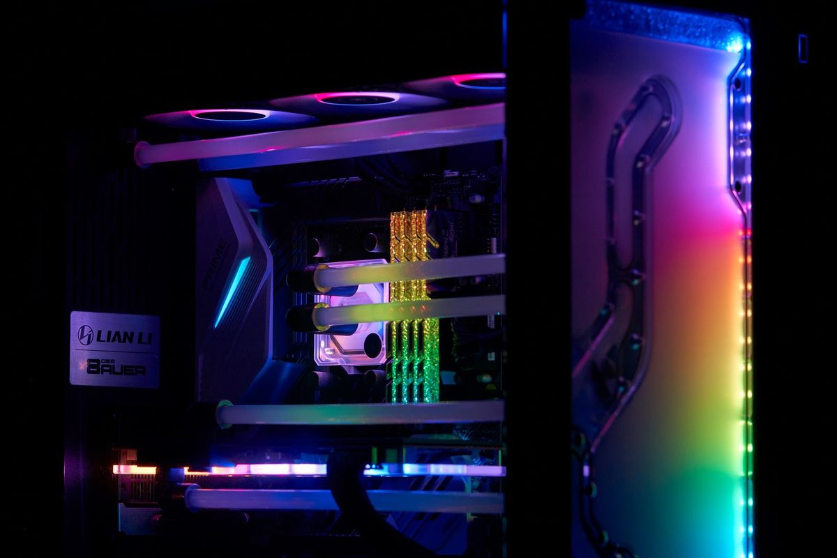 Intérieur d'un PC de jeu, ventilateurs et éclairage RGB visibles