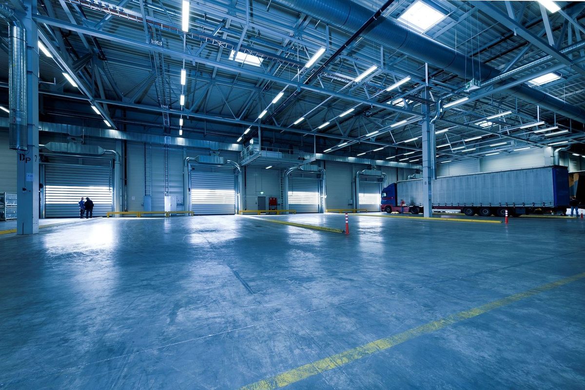 Grand entrepôt logistique avec un camion à quai