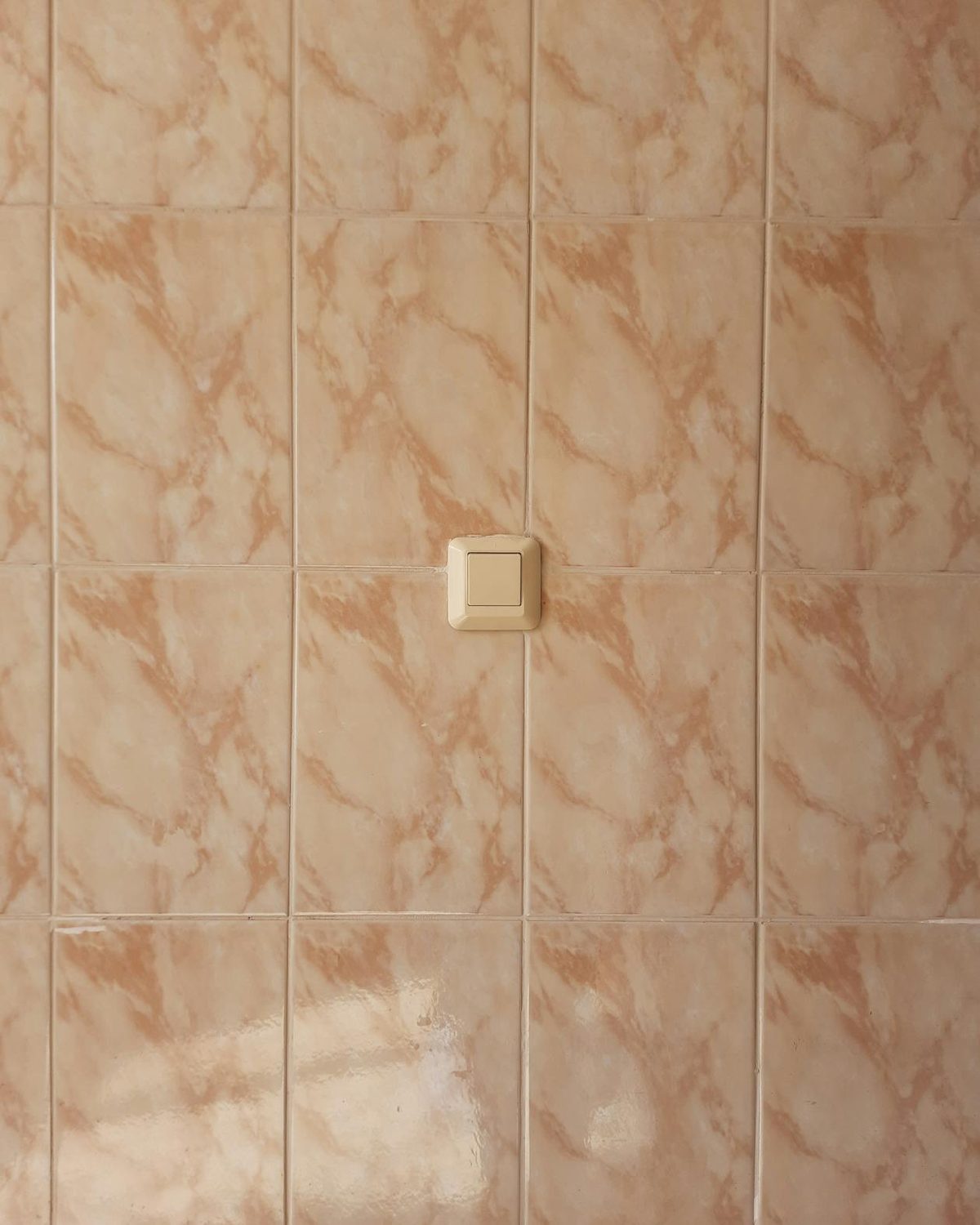 Perçage dans du carrelage mural avec une perceuse