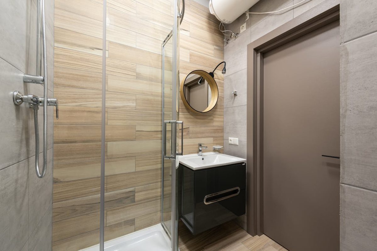 Petite salle de bain moderne bien aménagée
