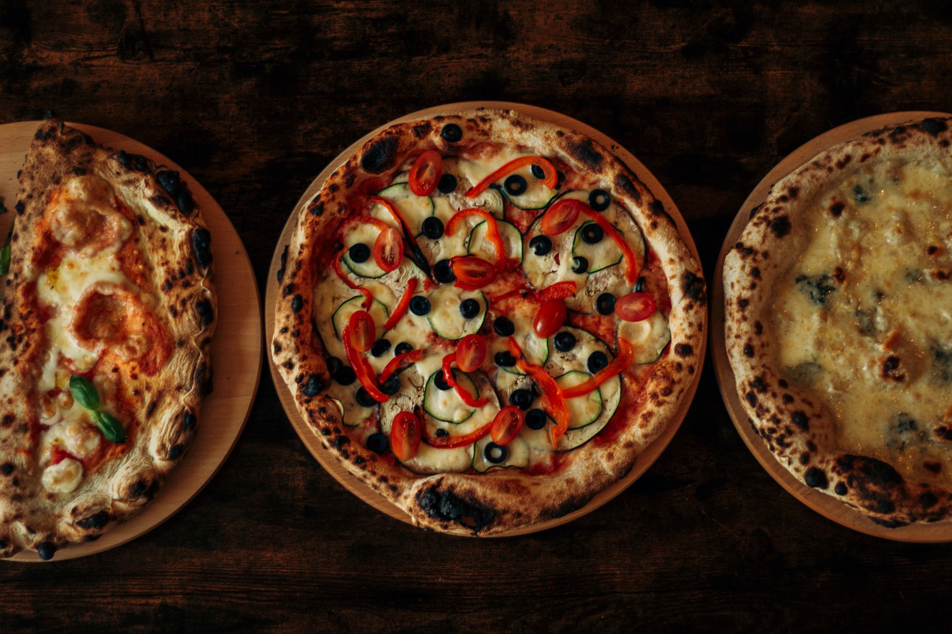 Assortiment de pizzas de différents styles : napolitaine, romaine, sicilienne
