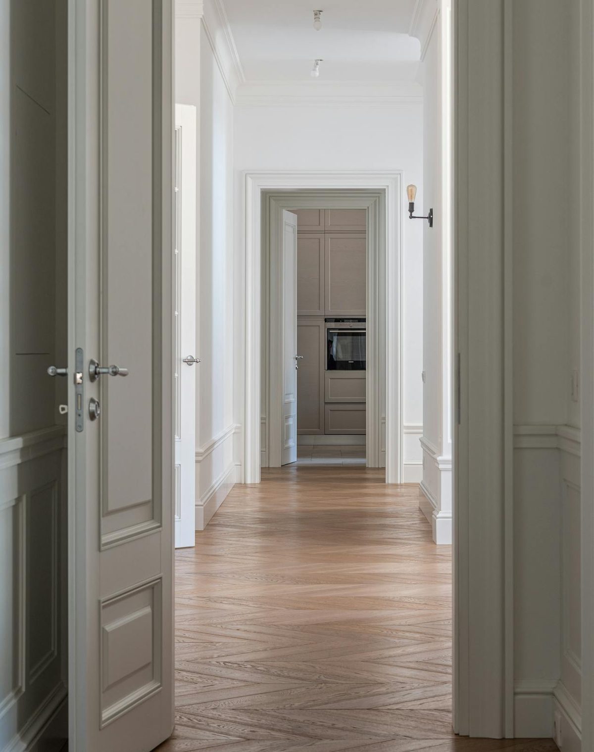 Pose de plinthes en bois le long d'un mur avec parquet