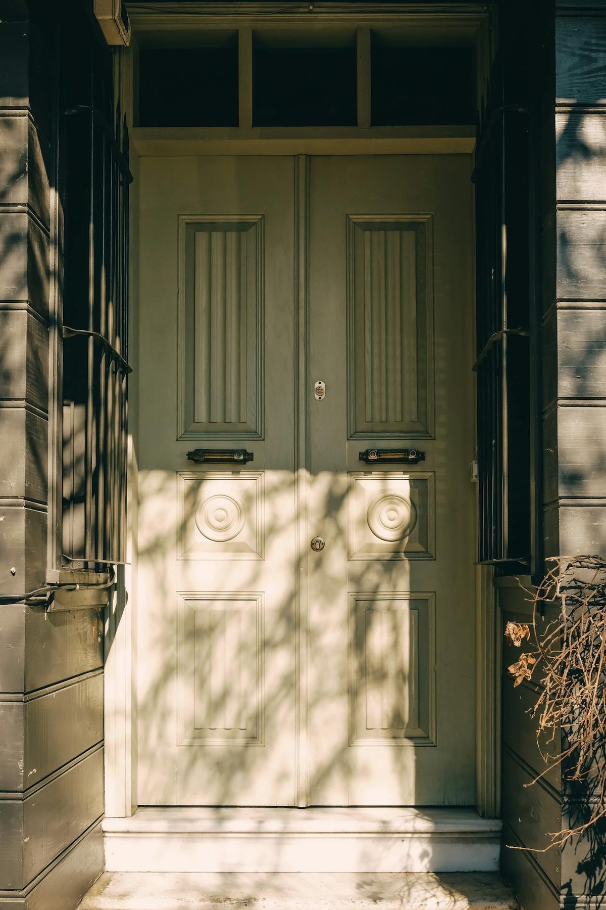 Porte d'entrée en bois blanc vue de l'extérieur