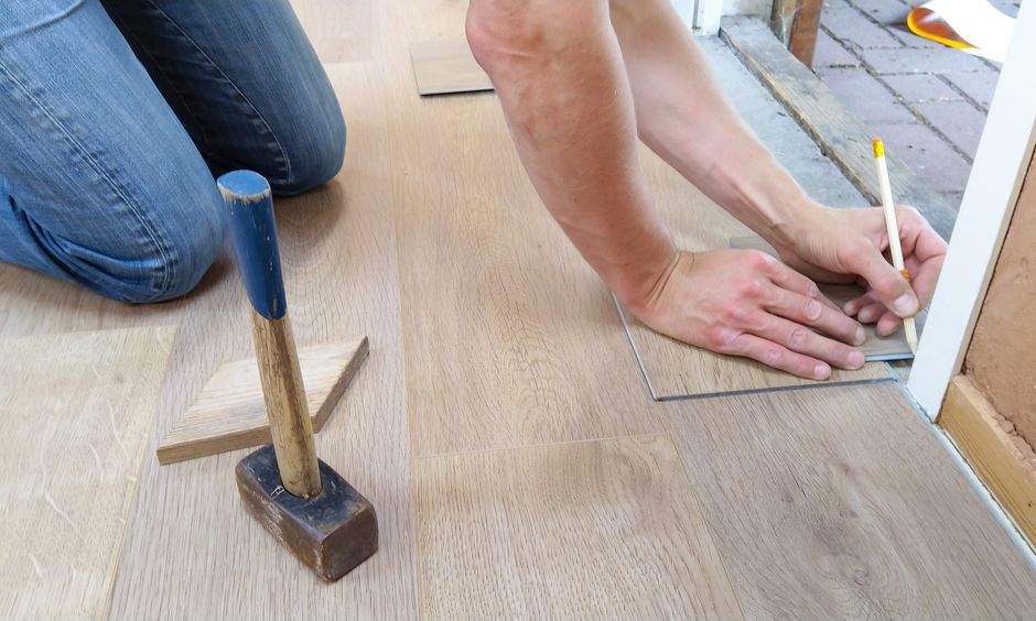 Lames de parquet stratifie clipsees sur une sous-couche