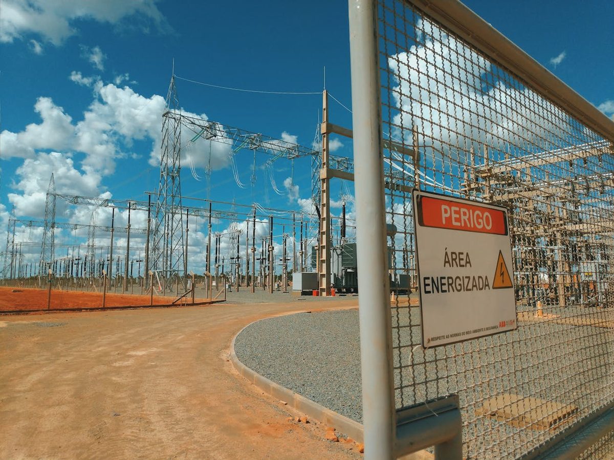 Câblage électrique avec fil de terre vert et jaune