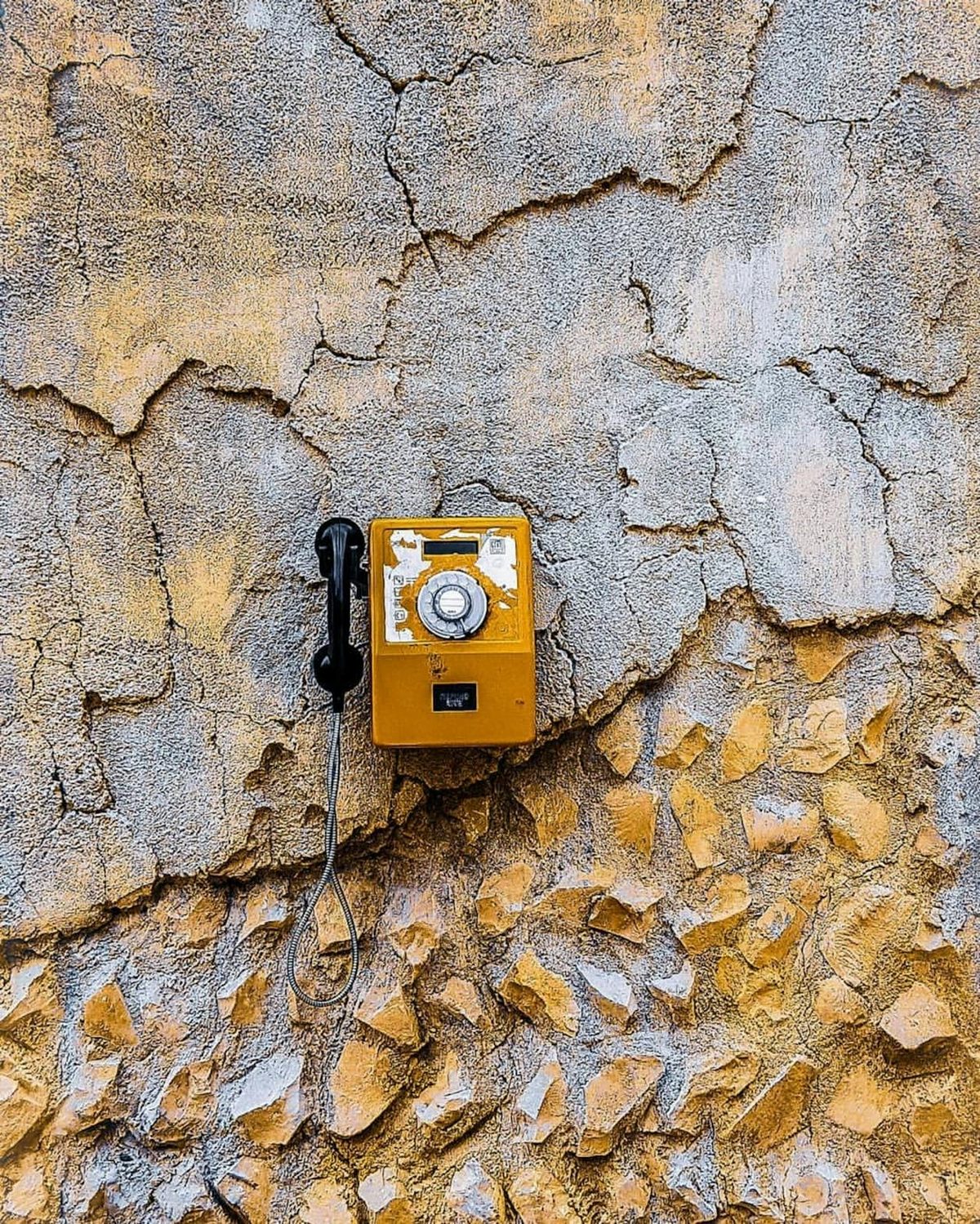 Prise téléphonique murale et câble téléphonique