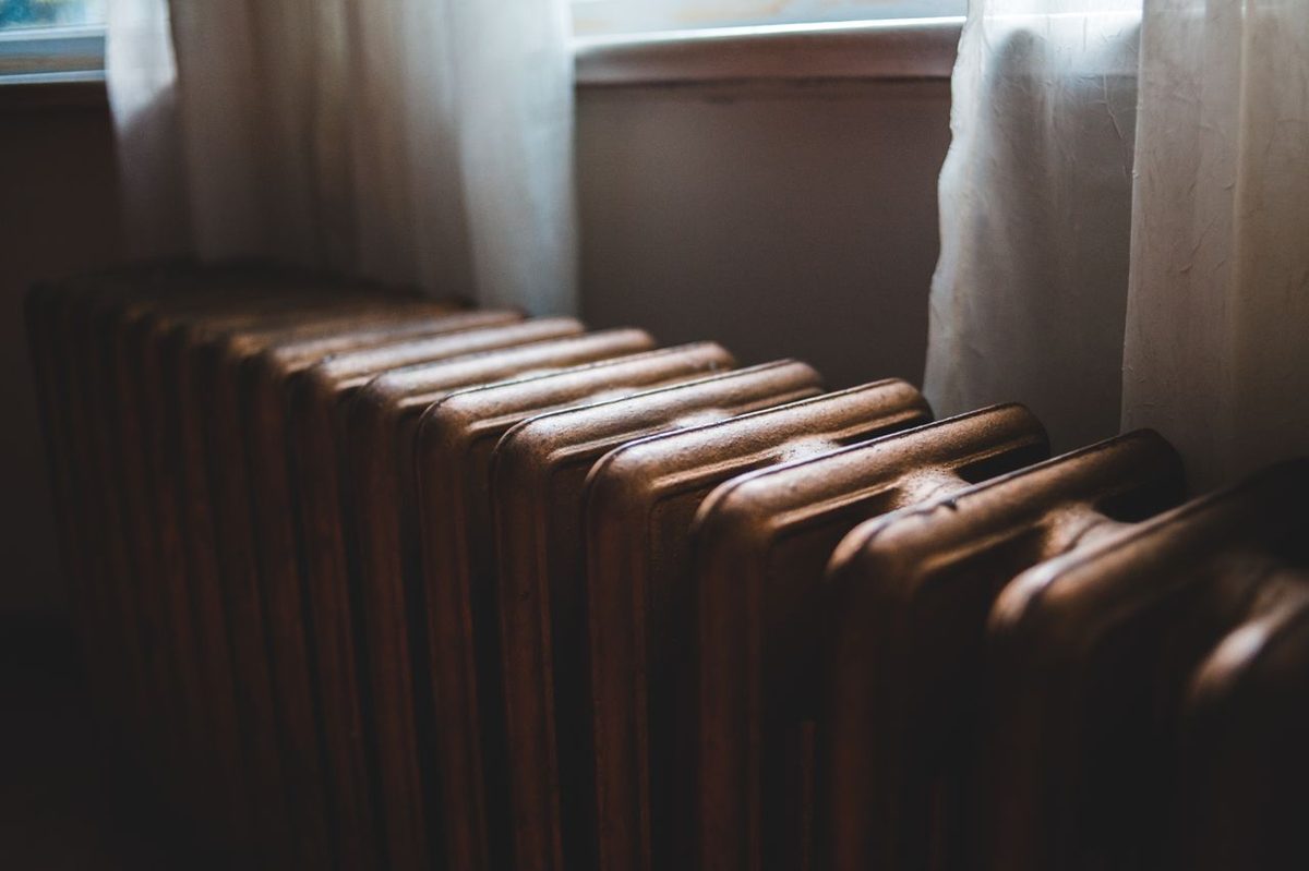 Radiateur blanc sur mur beige dans une pièce claire