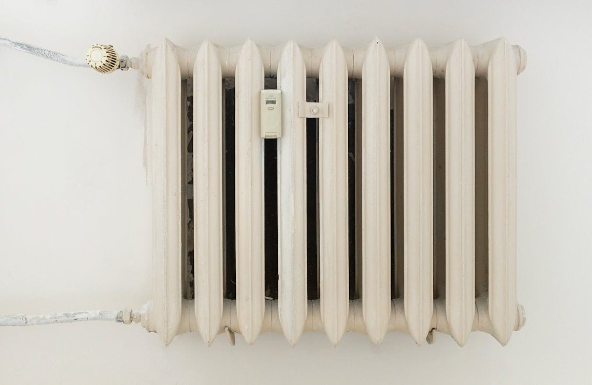 Radiateur électrique à inertie installé sur un mur blanc