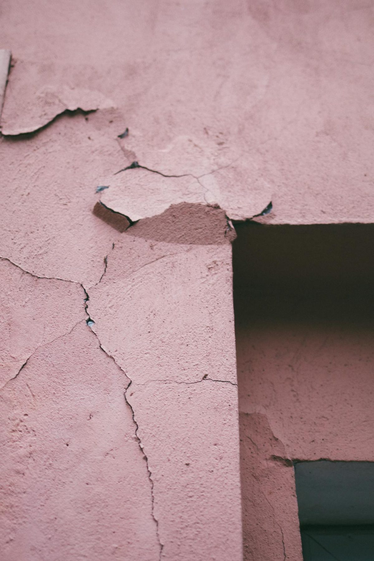 Fissure verticale sur enduit de façade maison