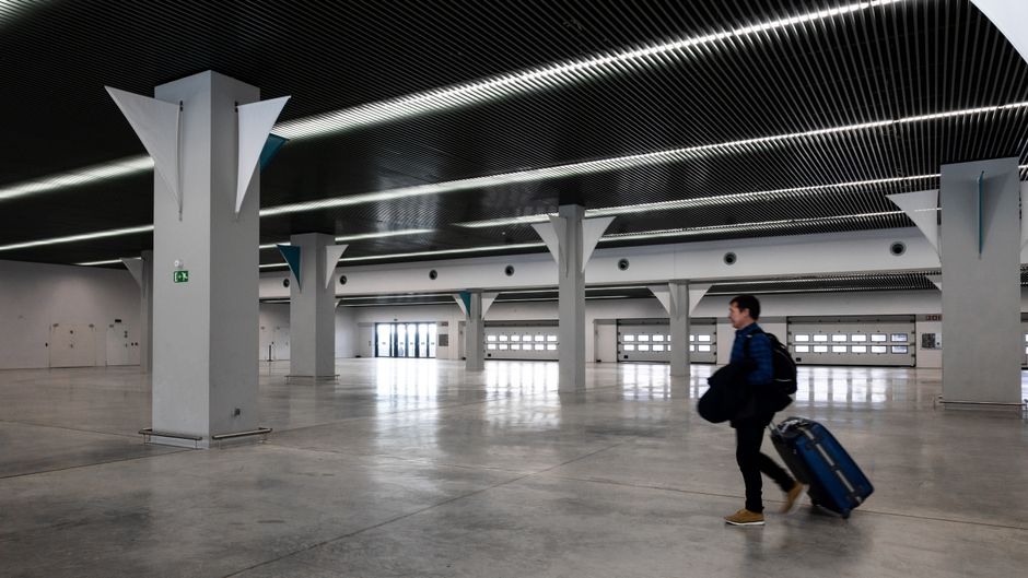 Aéroport avec passagers et écran des vols