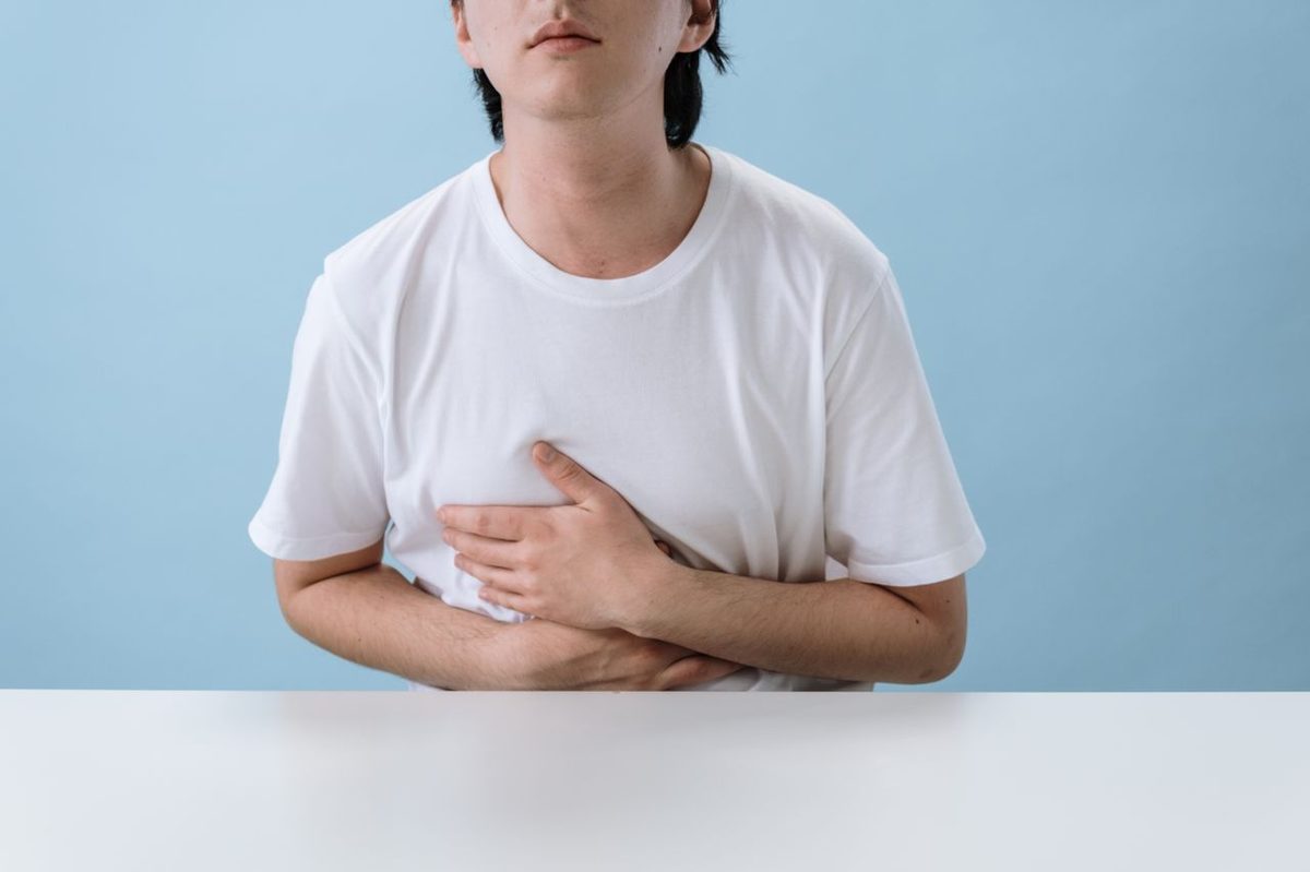 Personne tenant son ventre, symbolisant l'inconfort digestif