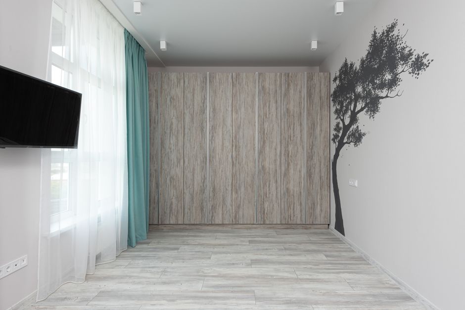 Lames de sol PVC imitation bois posees dans une piece claire