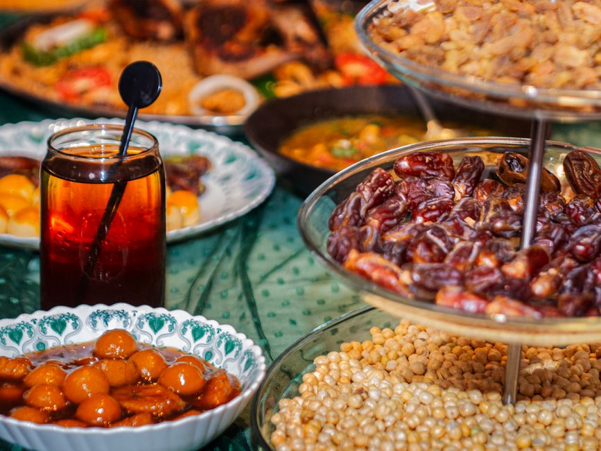 Table d'iftar avec dattes et verre d'eau au coucher du soleil