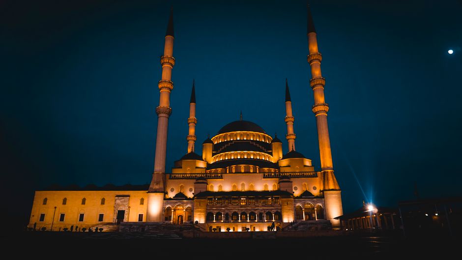 Mosquée avec lumières dorées au coucher du soleil