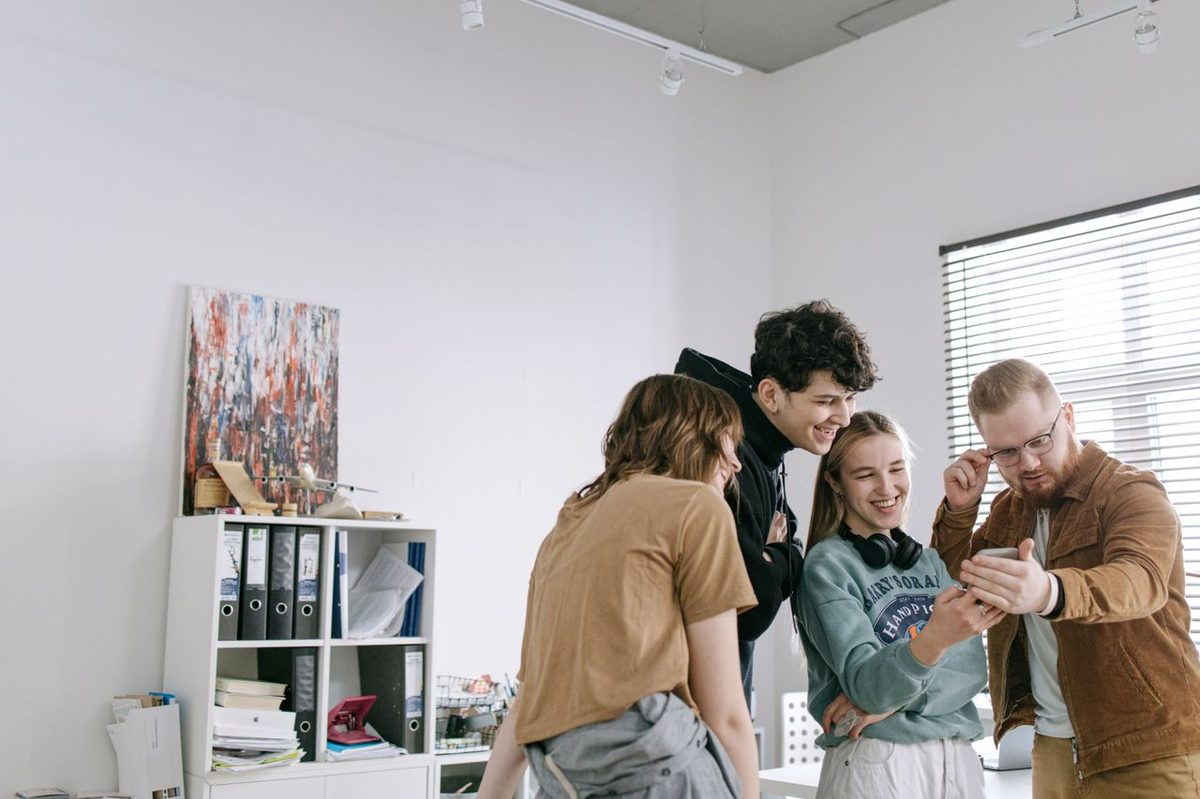 Bureau ouvert moderne avec employés en réunion