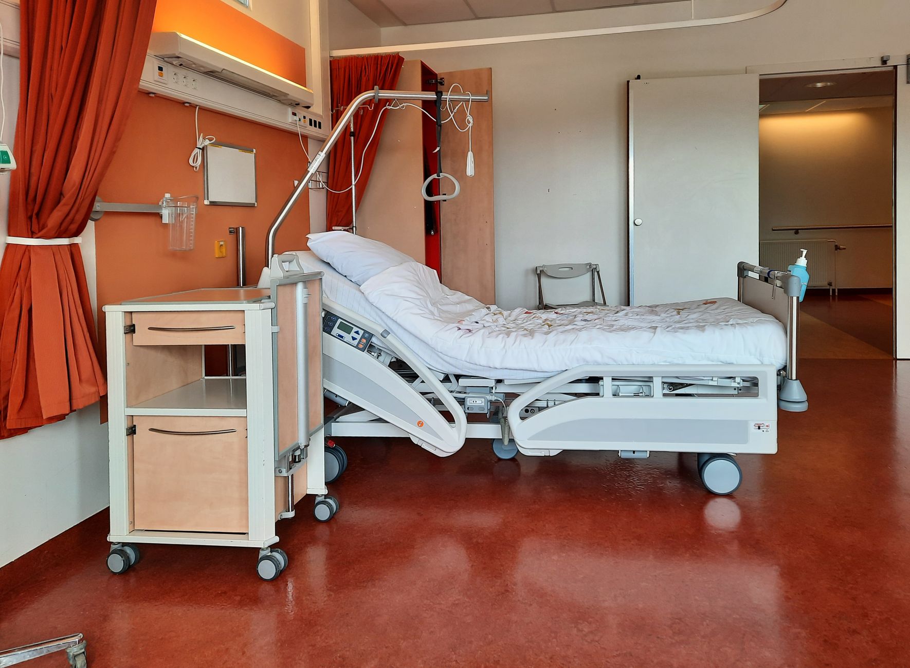 Chambre d'hôpital moderne et lumineuse avec lit médicalisé