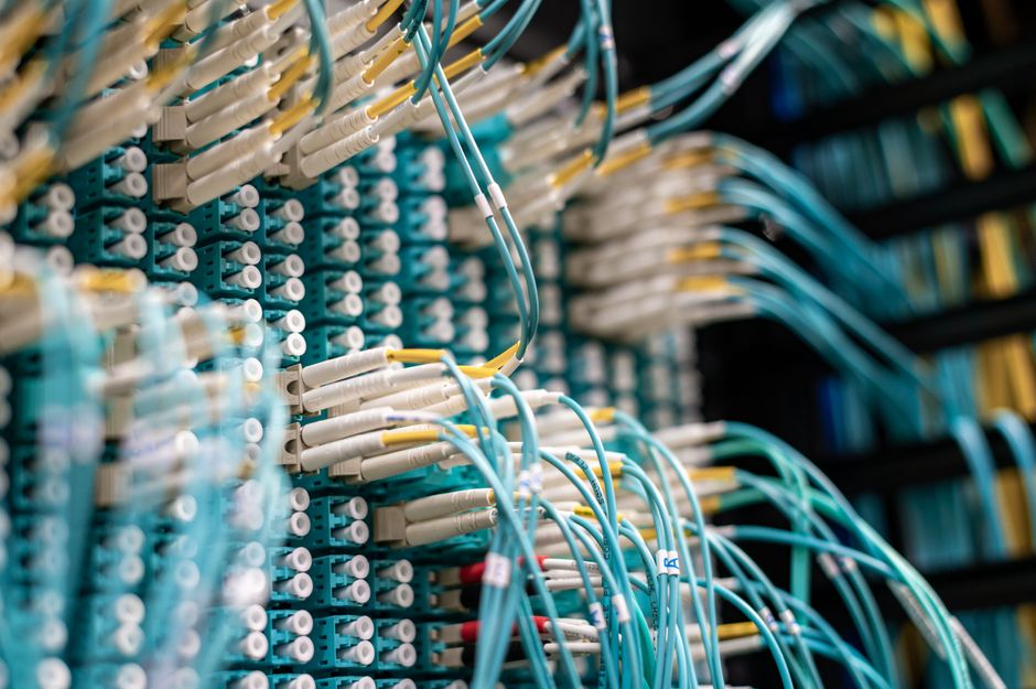 Switch réseau avec câbles Ethernet colorés