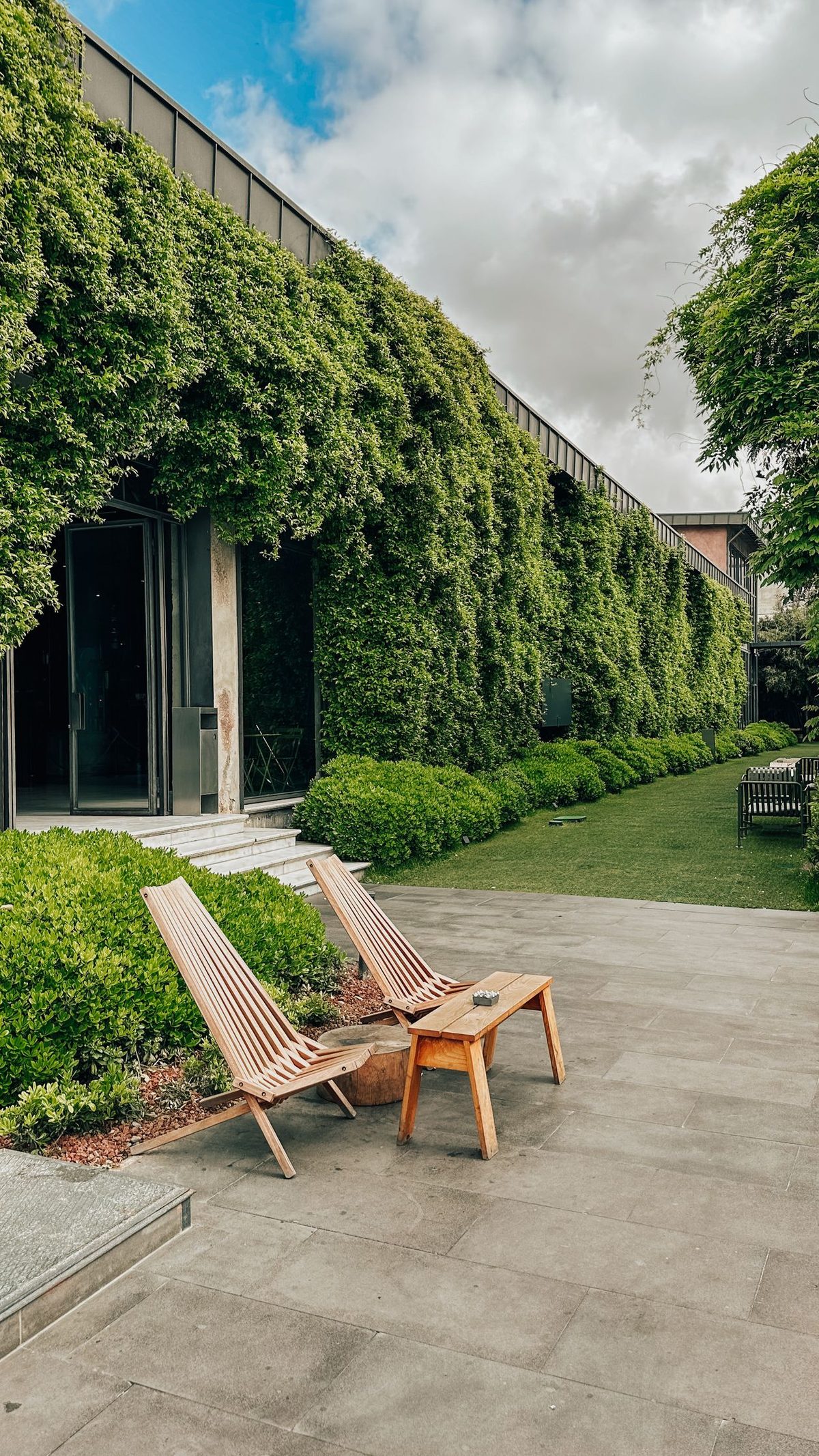 Terrasse extérieure aménagée avec salon de jardin