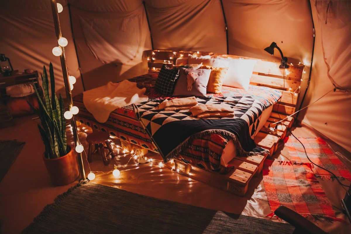Tête de lit en palettes de bois dans une chambre