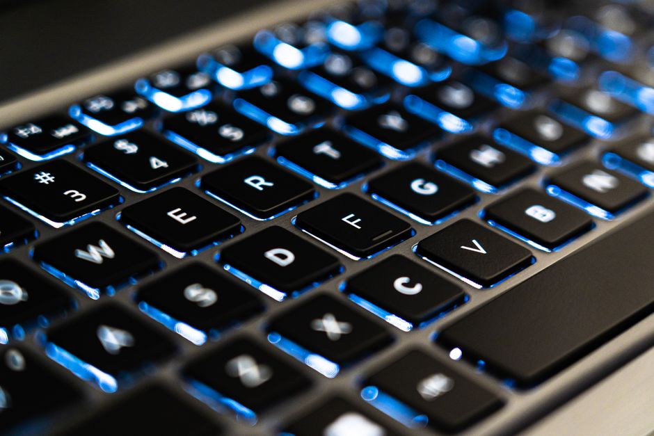 Gros plan sur les touches d'un clavier d'ordinateur portable